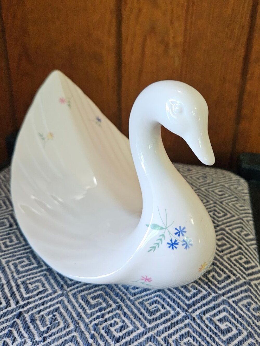 Vintage 1970s Saturday Knight Ltd. Swan Tea/Hand Towel Holder